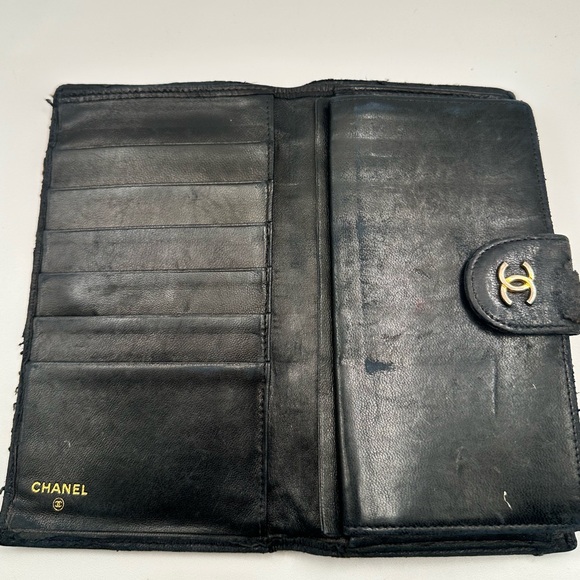 Gucci & Chanel wallet. These are rehab wallet. Please look at the pouch - Picture 5 of 9